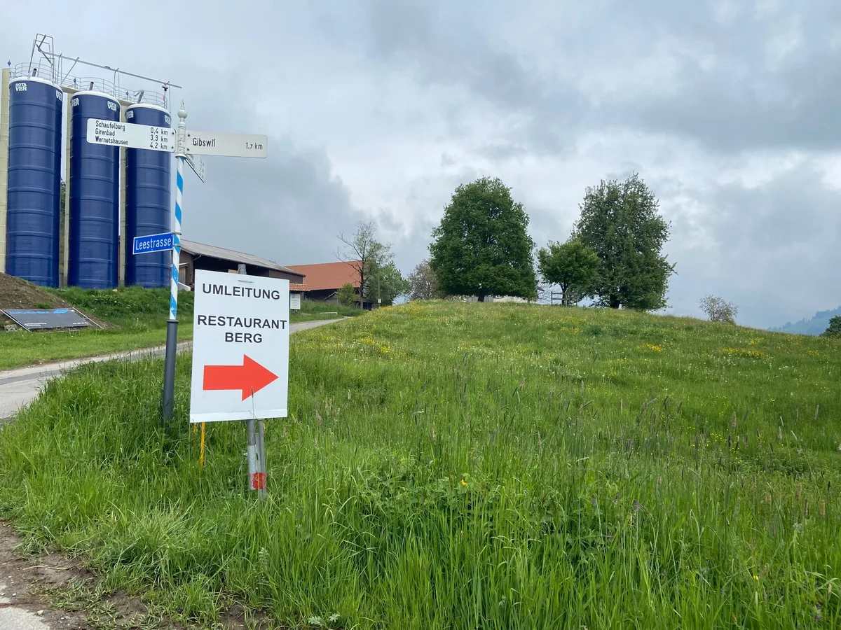 Fast wie bei einer Schnitzeljagd findet man den Weg zum Restaurant Berg dann doch. Ein weiteres Schild, das den Weg zum Restaurant Berg weist.